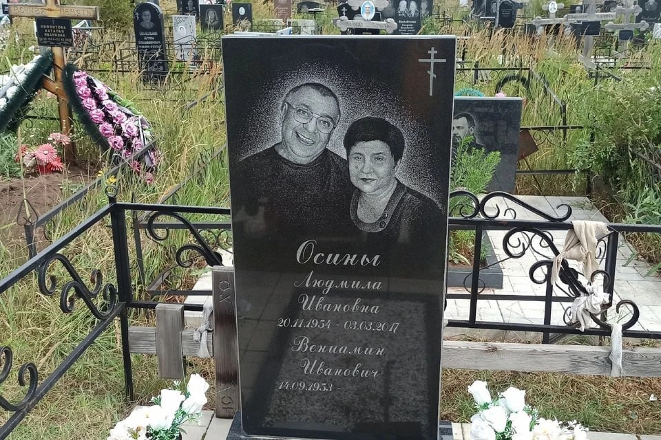 Живой на собственном памятнике: самарец «похоронил» себя рядом с любимой женой
