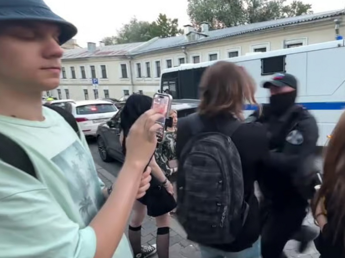 В Москве молодой человек помахал полицейским и был жёстко задержан. А давно у нас за приветствие так хватают?