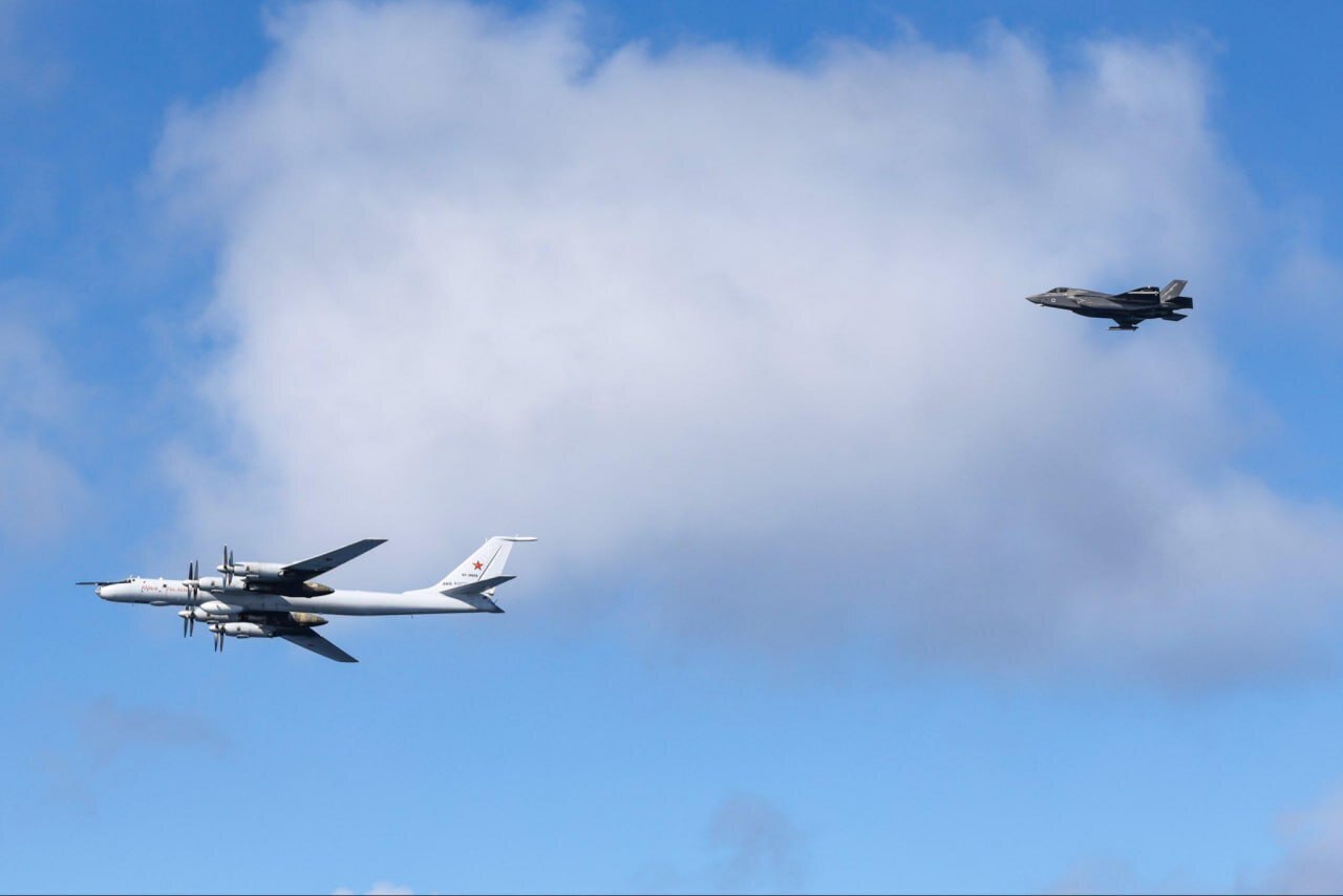 Российский самолет Ту-142МК устроил акустическую разведку под носом у британского авианосца: сбросив гидроакустический буй