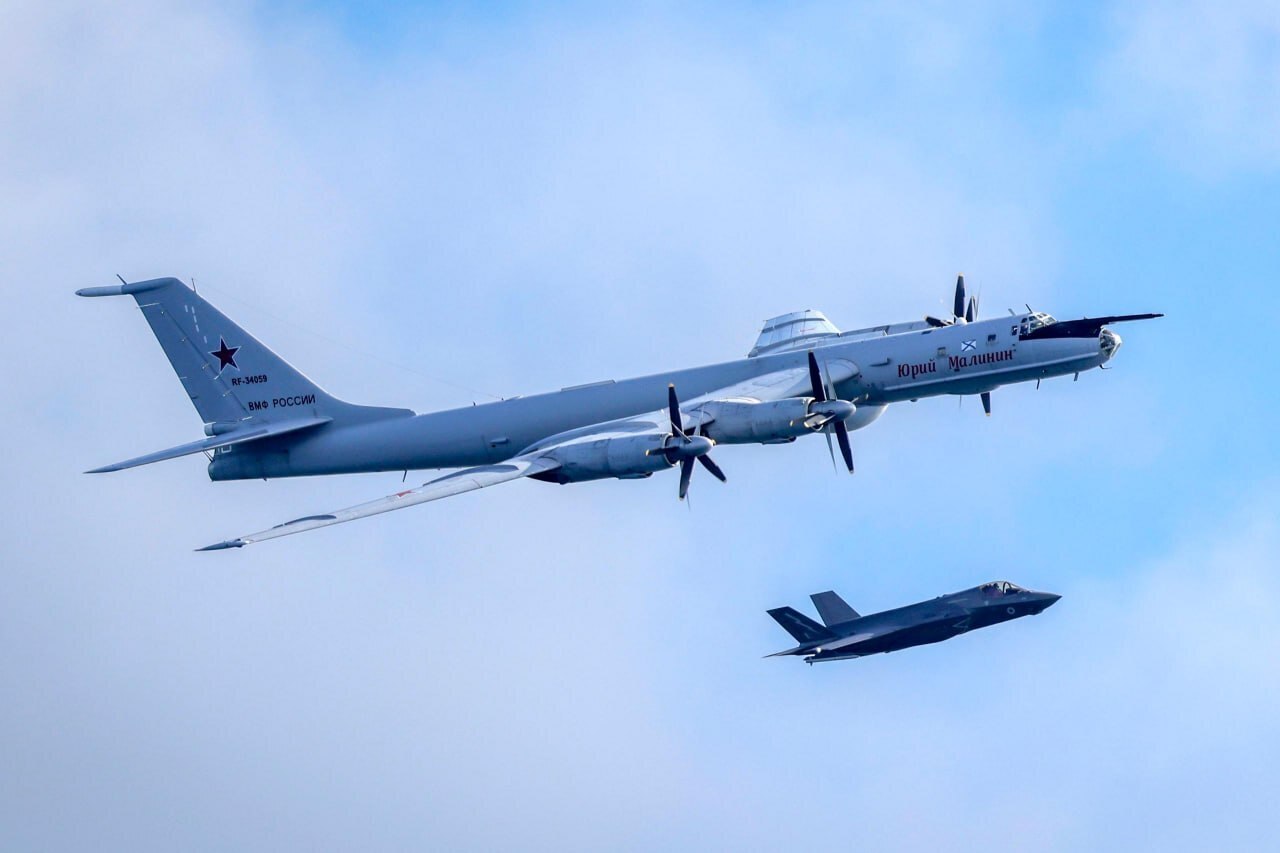 Российский самолет Ту-142МК устроил акустическую разведку под носом у британского авианосца: сбросив гидроакустический буй