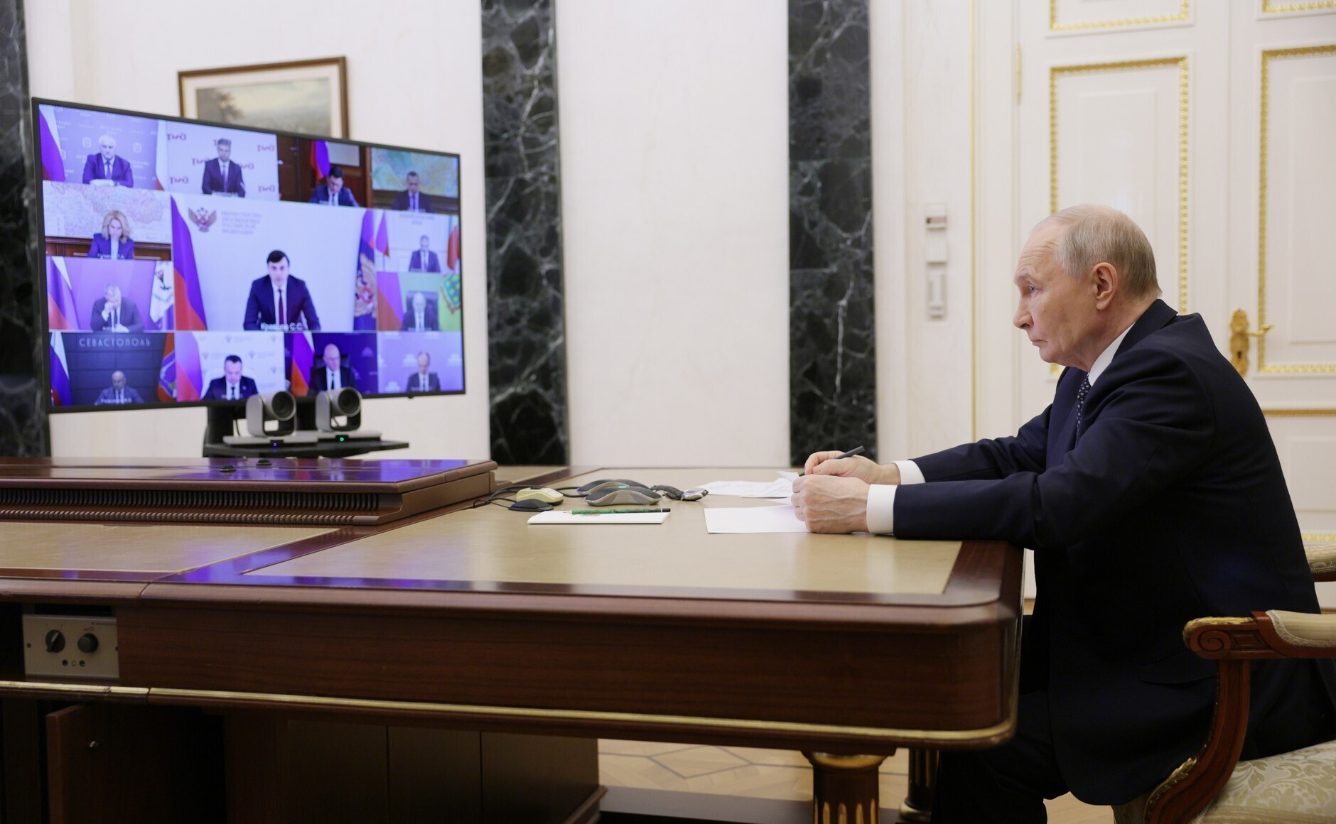 Статистический кульбит и «экономика-невидимка»:Путин устроит нагоняй министрам — цифры в плюсе, промолчит — опять минус прёт