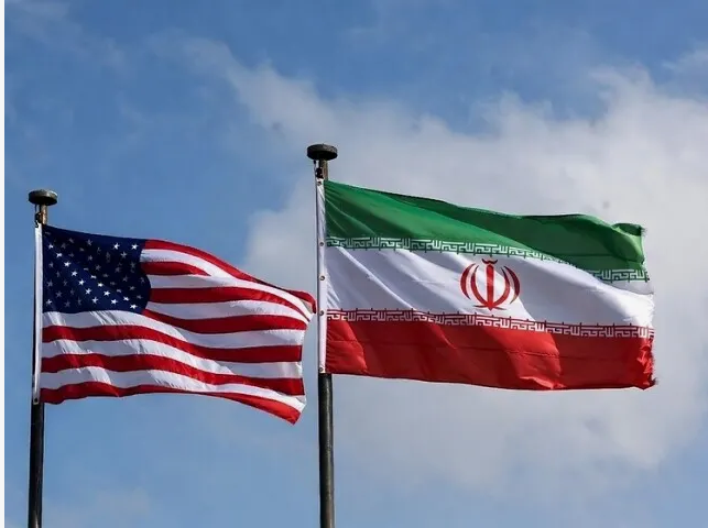США заявляют о продолжении переговоров с Ираном, несмотря на столкновения в Ормузском проливе.