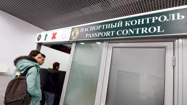 Каждый 11-й оказался невыездным: Сбербанк запустил скрытую проверку долгов перед отпуском