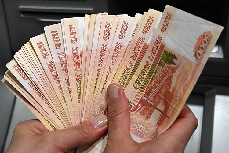 Рубль бьет рекорды доходности: почему валюту сейчас опасно покупать на короткий срок
