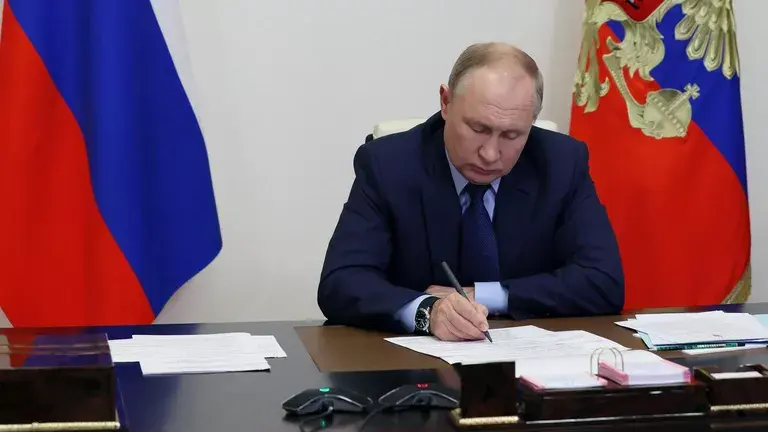 Путин подписал поручения по ПМЭФ: кого принудительно выселят из Москвы и что будет с налогами бизнеса