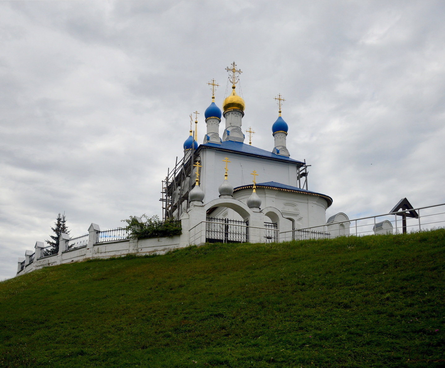 Епифань: маленький храм на холме
