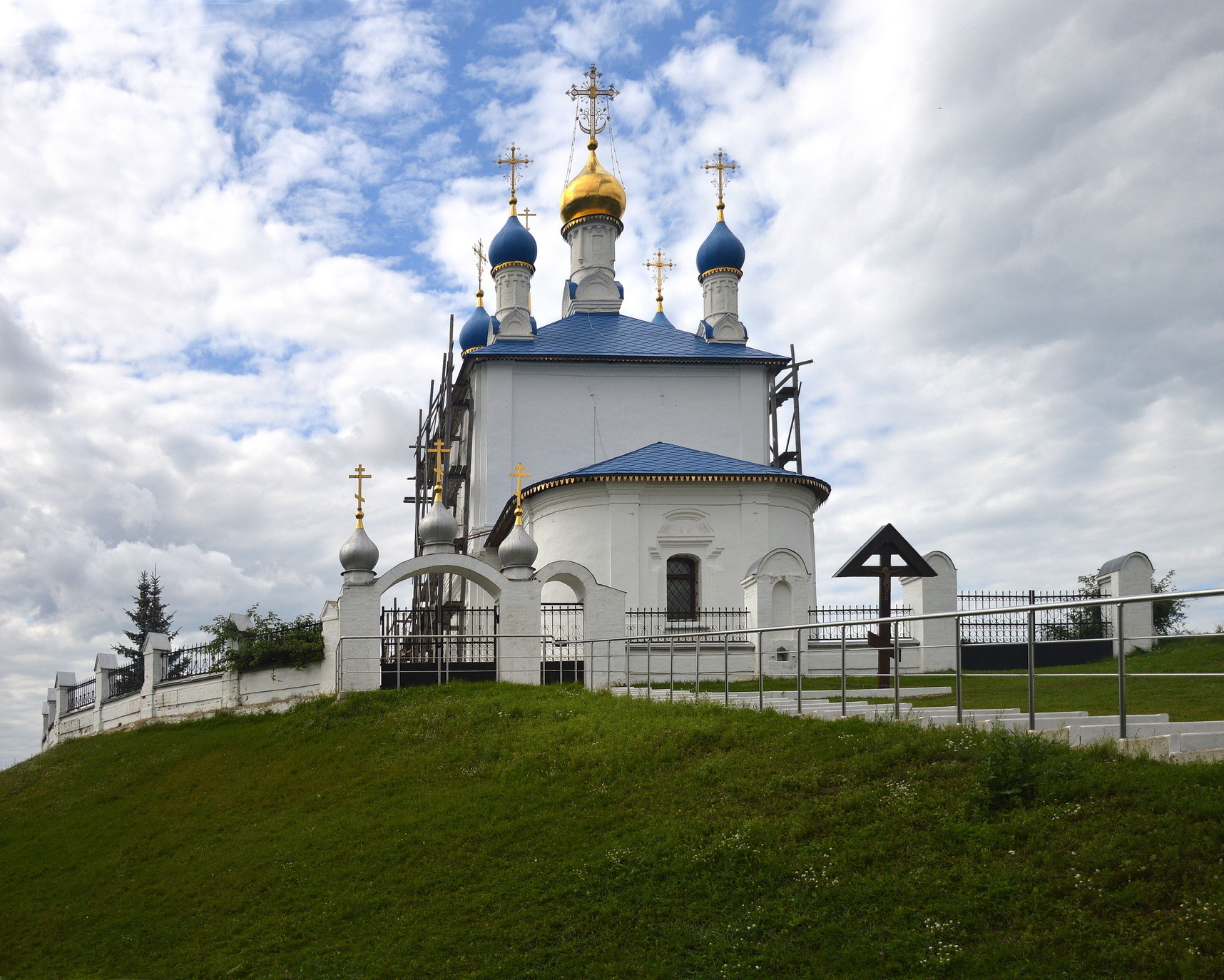 Епифань: маленький храм на холме