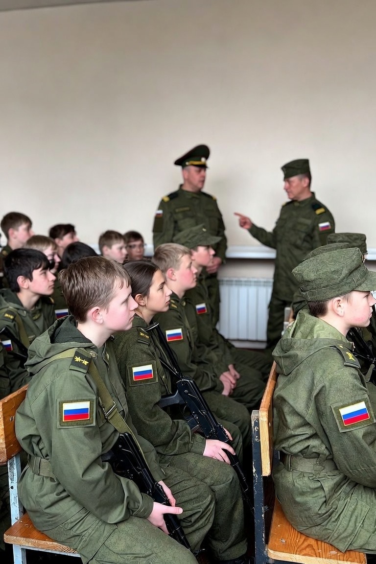 К чему-то готовимся или обычное явление. В России вводят начальную военную подготовку в школах