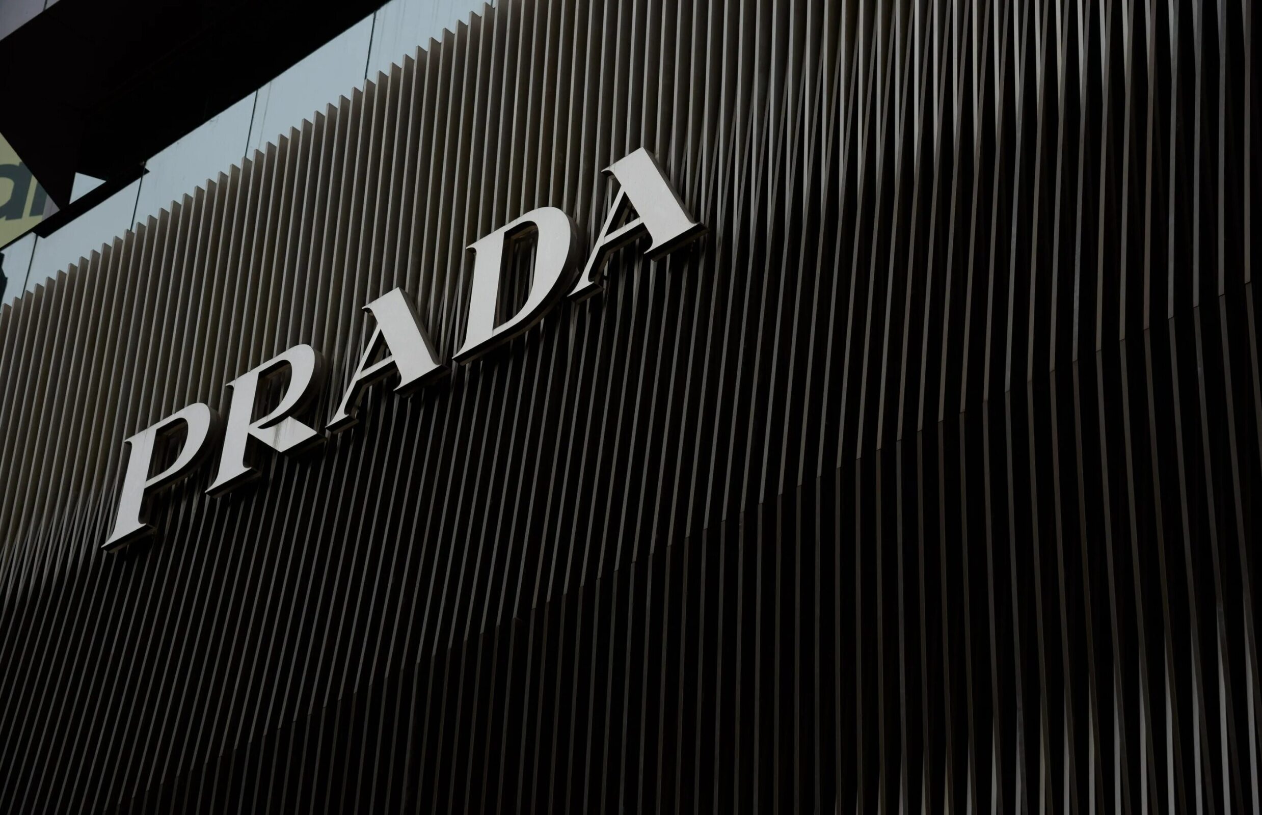 Prada мечтает о России: когда роскошь вернётся — или хотя бы пришлёт открытку?
