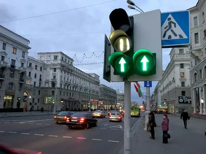 Что означает светофор со стрелкой прямо и зачем он нужен: разбираемся в нюансах ПДД