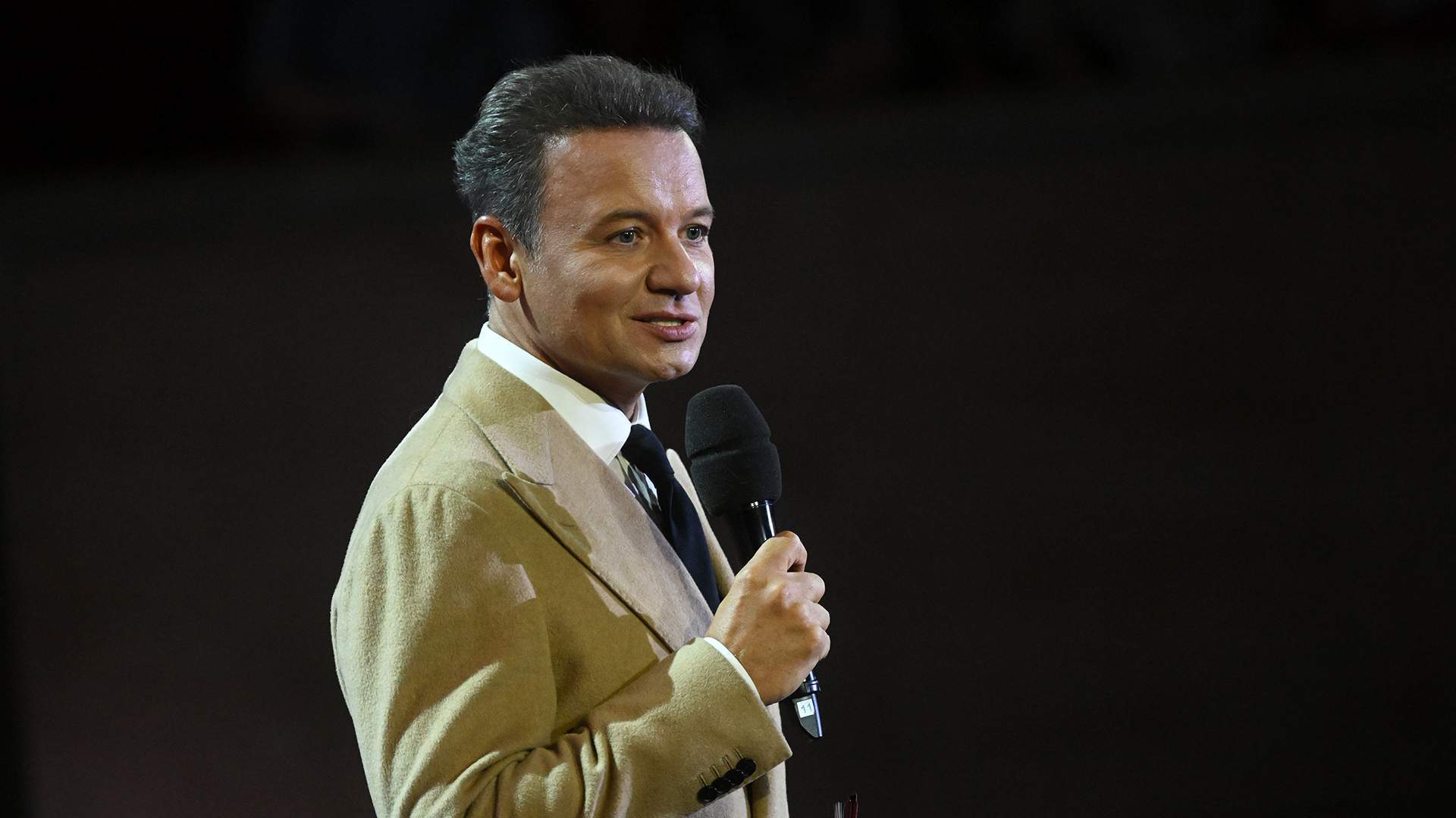 По ночам подрабатывал официантом, а потом стал звездой телевидения: Александру Олешко 50 лет
