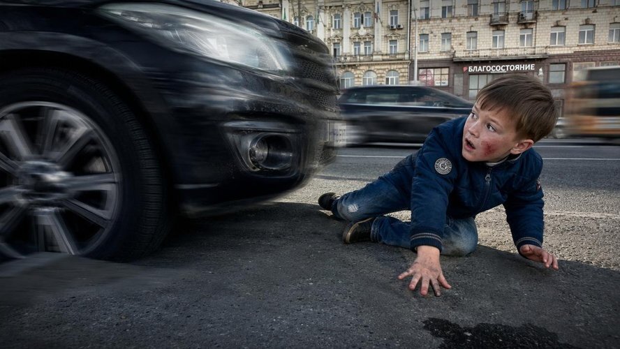 Дёрг-дёрг за юбку — и под колёса. Ребенок чуть не погиб. Кто виноват?