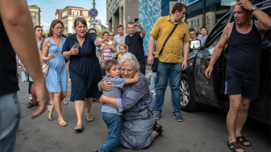 Дёрг-дёрг за юбку — и под колёса. Ребенок чуть не погиб. Кто виноват?