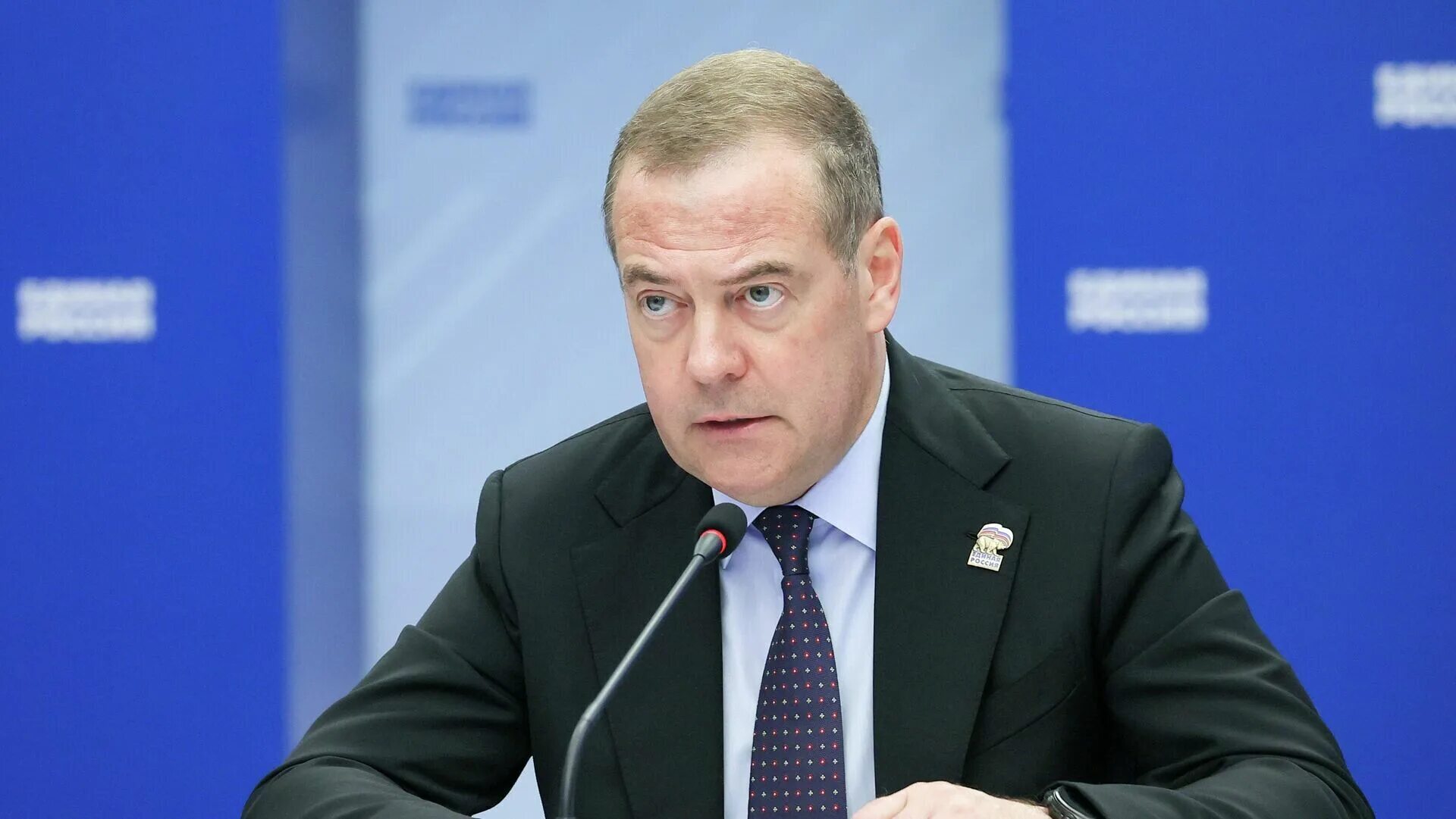 "Ядерное цунами — как отпуск": британцы сами довели себя до края, а Медведев лишь подлил масла в огонь