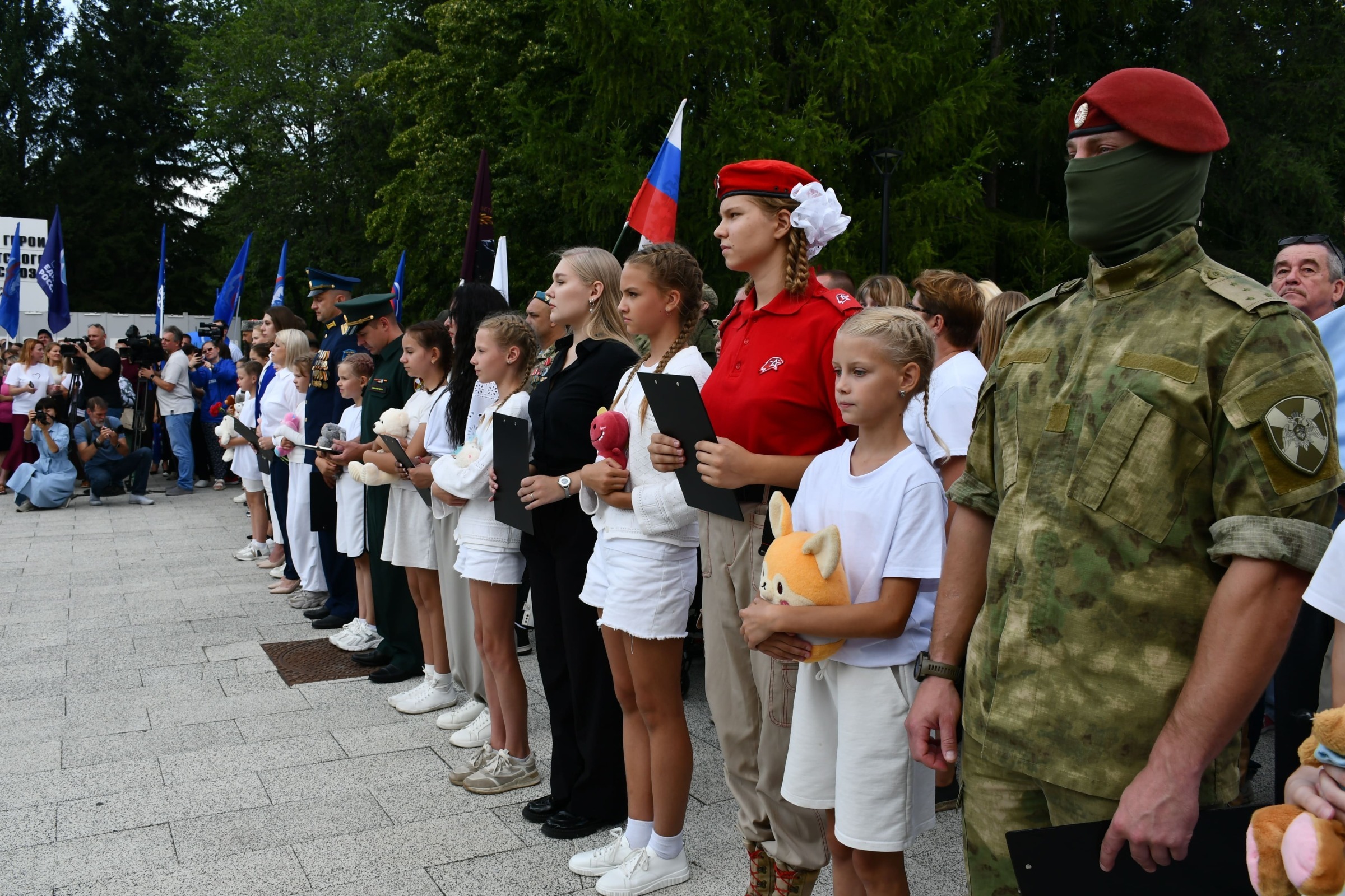 В Новосибирске военнослужащие Росгвардии почтили память детей – жертв войны в Донбассе В Новосибирске военнослужащие Росгвардии почтили память детей – жертв войны в Донбассе