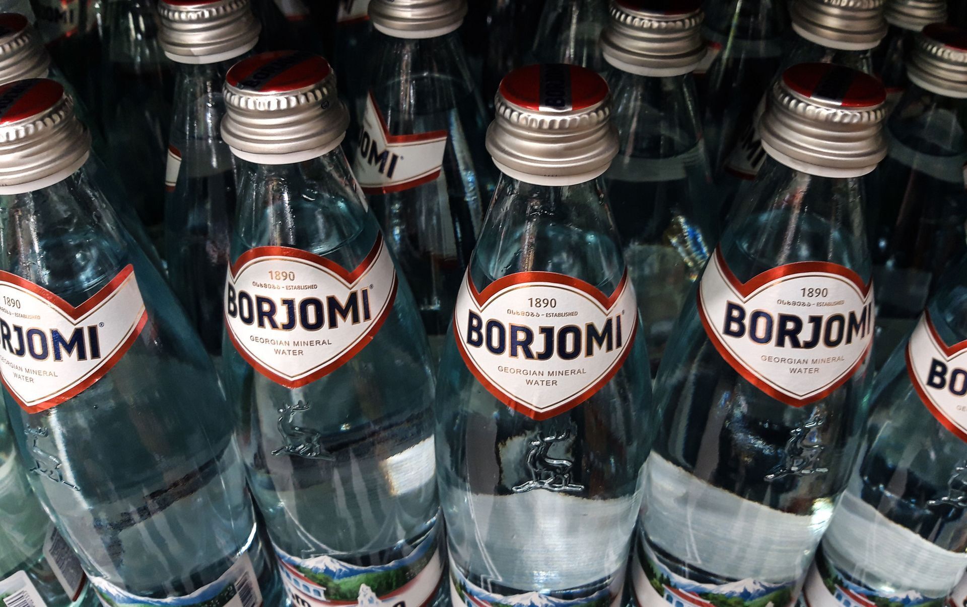 Минеральная вода из Грузии бьёт рекорды: Россия пьёт больше, а газировку — меньше. Что это: жажда или тренд?