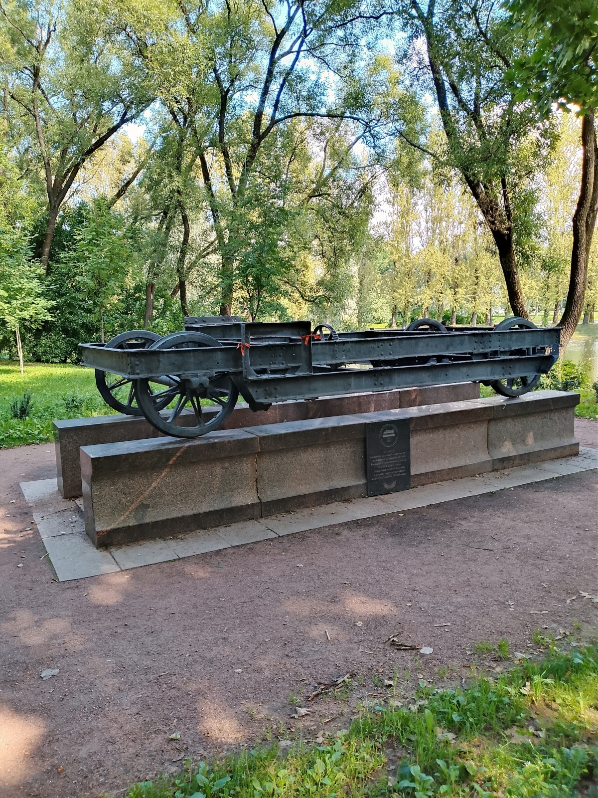 Мемориальный камень или колокол в Парке Победы?