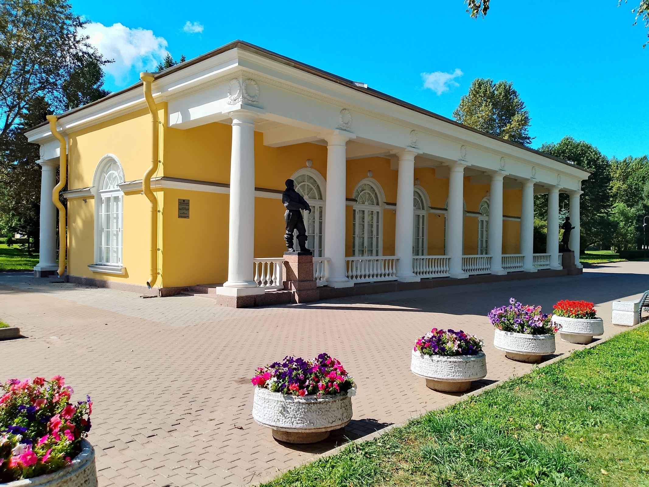 Мемориальный камень или колокол в Парке Победы?