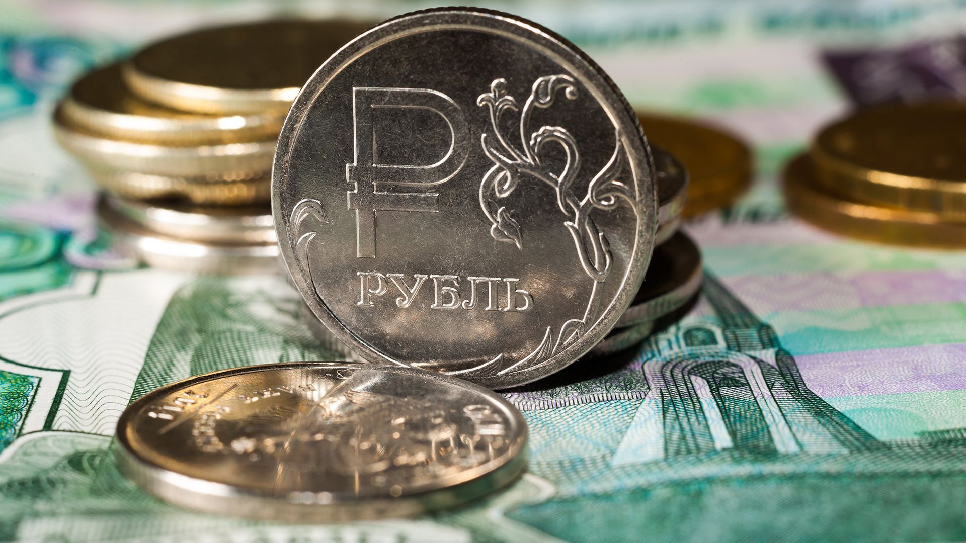 Август бьёт по рублю: курс доллара выше 79 — это паника или расчётная волатильность?