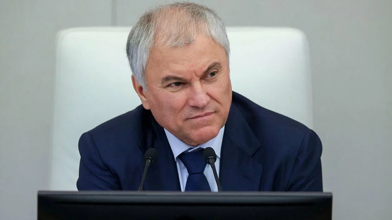 Август бьёт по кошельку и открывает двери: Володин раскрыл пакет новых законов — от санкций для уехавших до льгот для бойцов и медиков