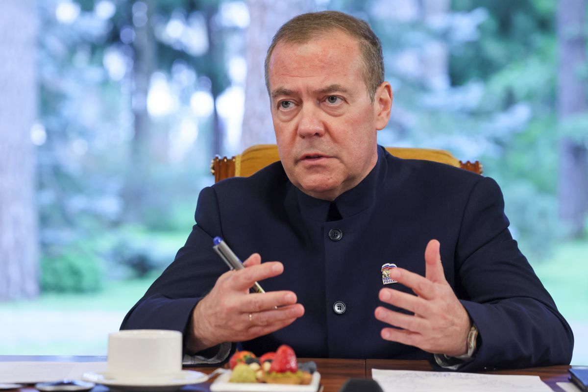 "Искривлённые мозги" по версии Медведева: когда глупость страшнее злого умысла