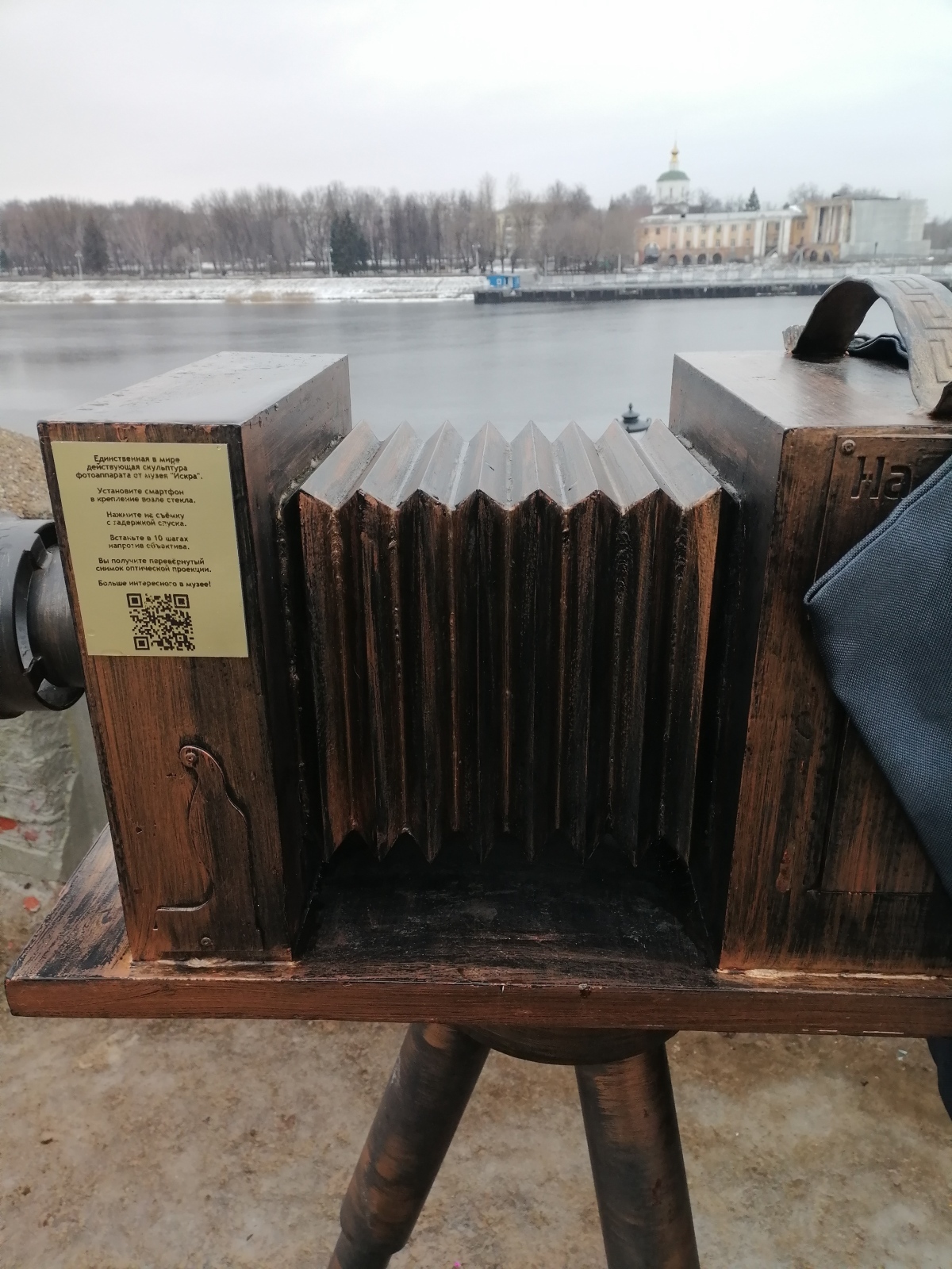Достопримечательности набережной Степана Разина в Твери: памятник Андрею Дементьеву, рабочий фотоаппарат «Искра»