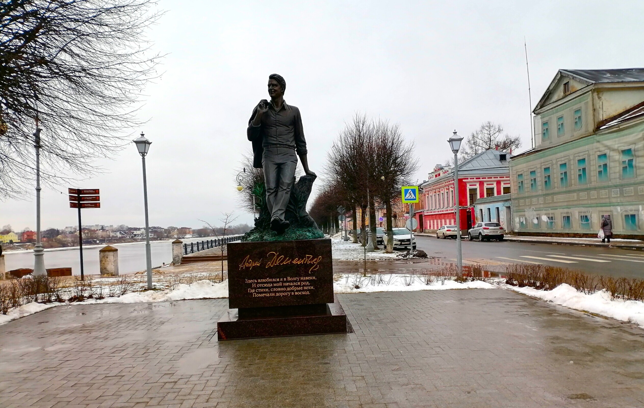 Достопримечательности набережной Степана Разина в Твери: памятник Андрею Дементьеву, рабочий фотоаппарат «Искра»
