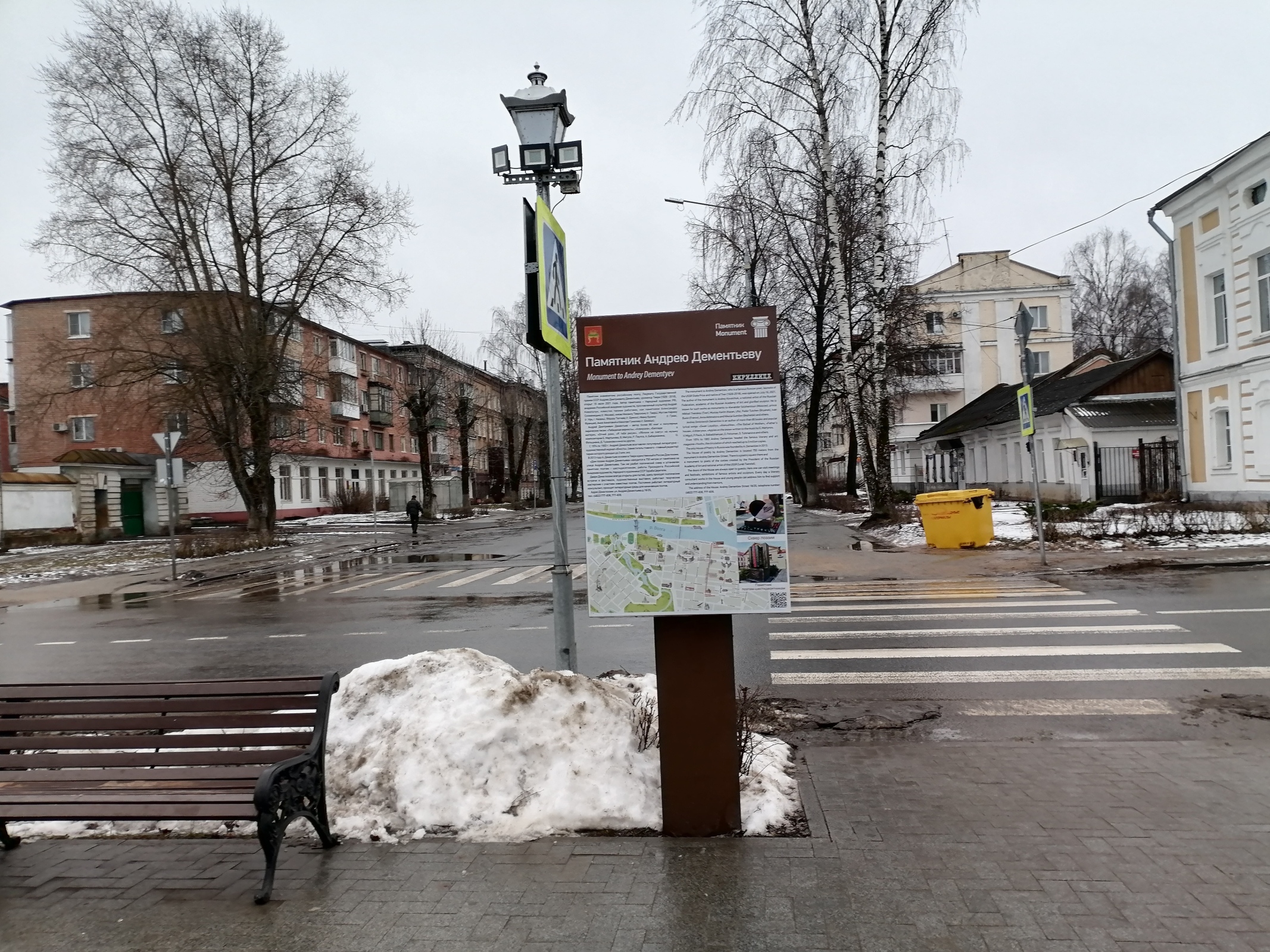 Достопримечательности набережной Степана Разина в Твери: памятник Андрею Дементьеву, рабочий фотоаппарат «Искра»