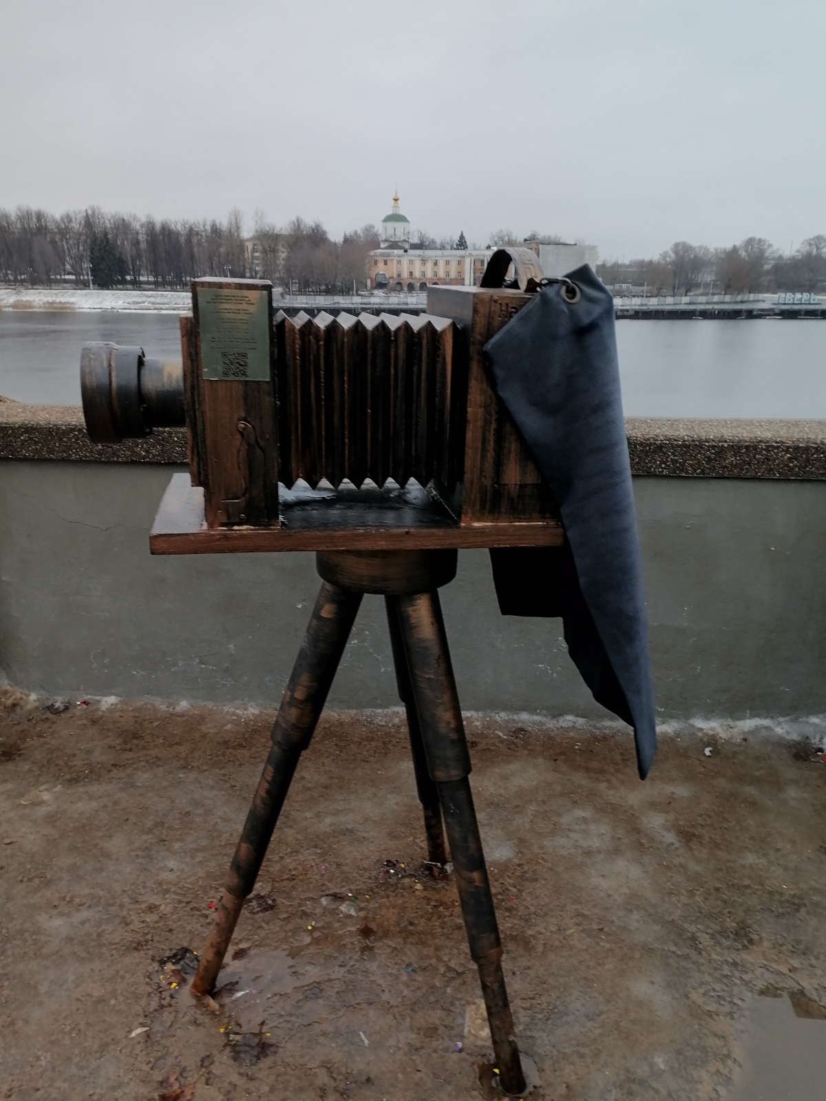 Достопримечательности набережной Степана Разина в Твери: памятник Андрею Дементьеву, рабочий фотоаппарат «Искра»
