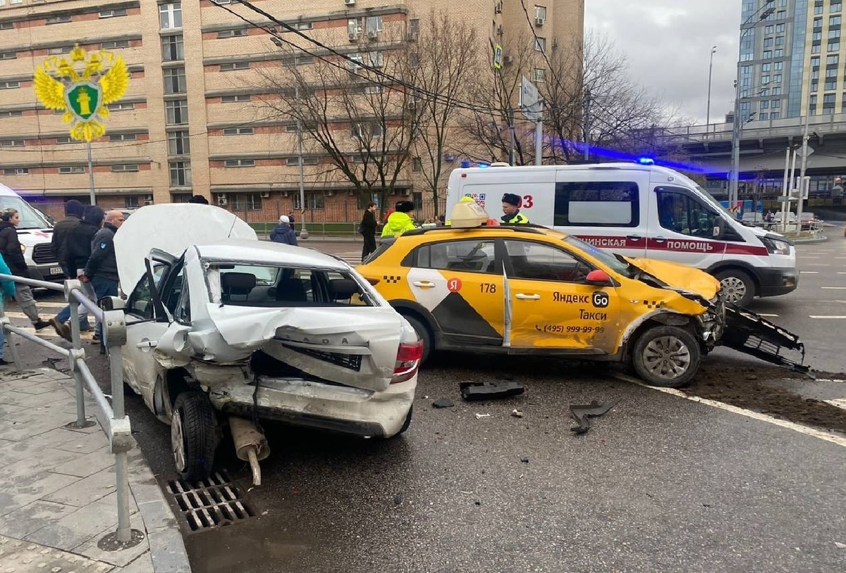 Открывая дверь авто…