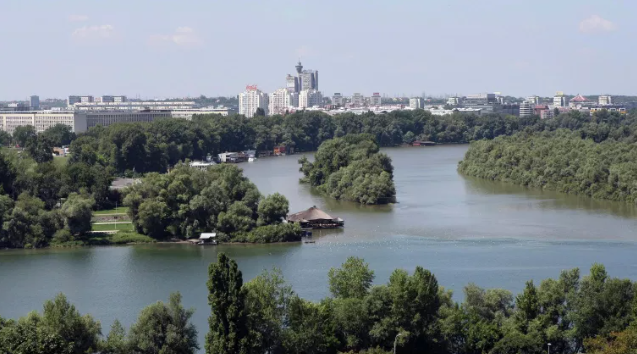 МВД Сербии привлекло специальное пожарное судно для снабжения водой пожарных машин