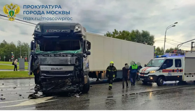 Грузовик врезался в автобус в Москве