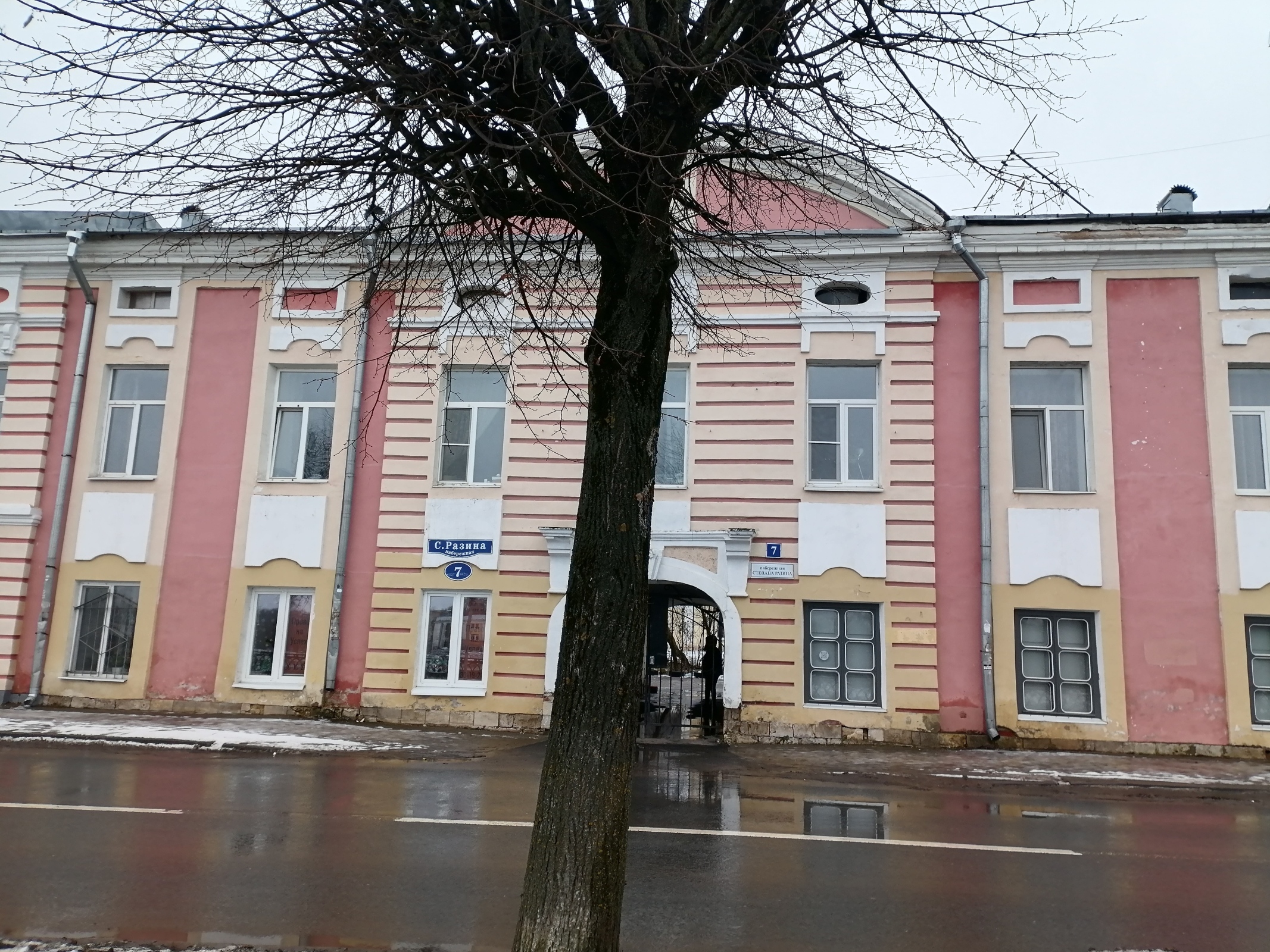 Вояж по Степана Разина в Твери – две единые фасады