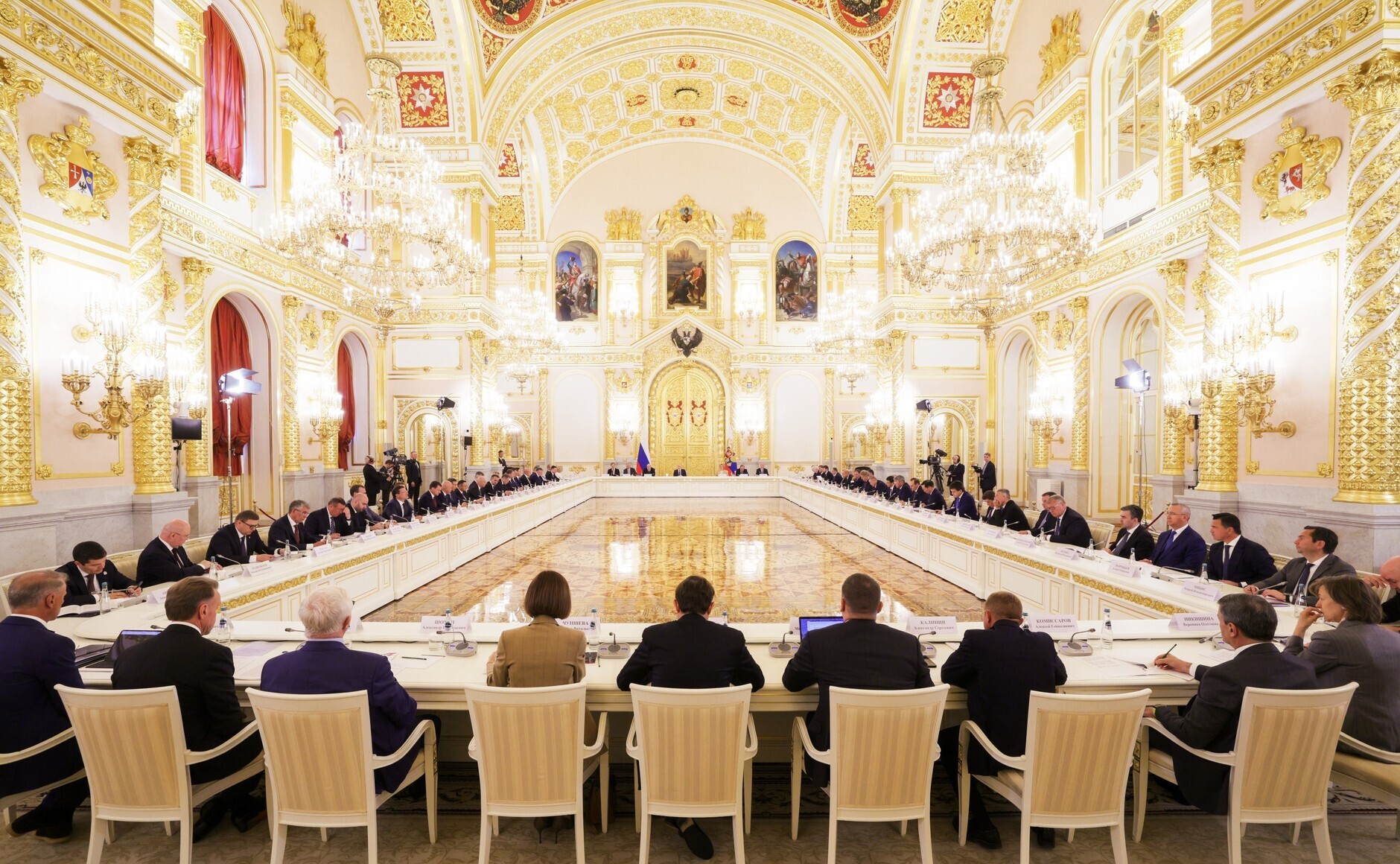 Великое «Заседание в Кремле»: Триумф отчетов, виртуальное процветание и магия цифровых снимков