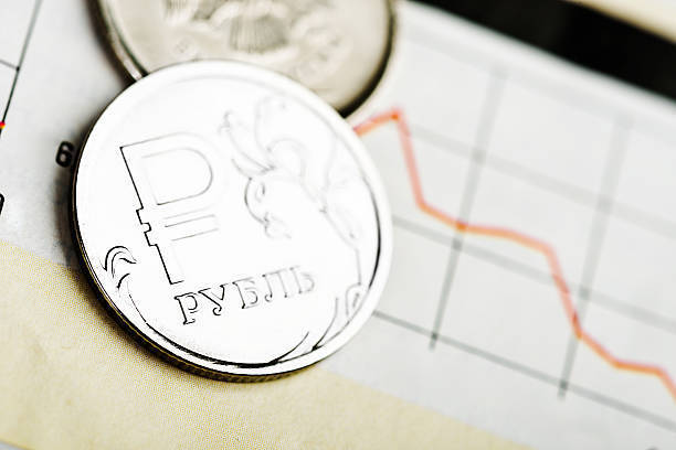 Рубль пошёл вниз: что будет с курсом осенью. Божественное провидение или «транзиторная» паника? Гибель супер-рубля глазами оракулов