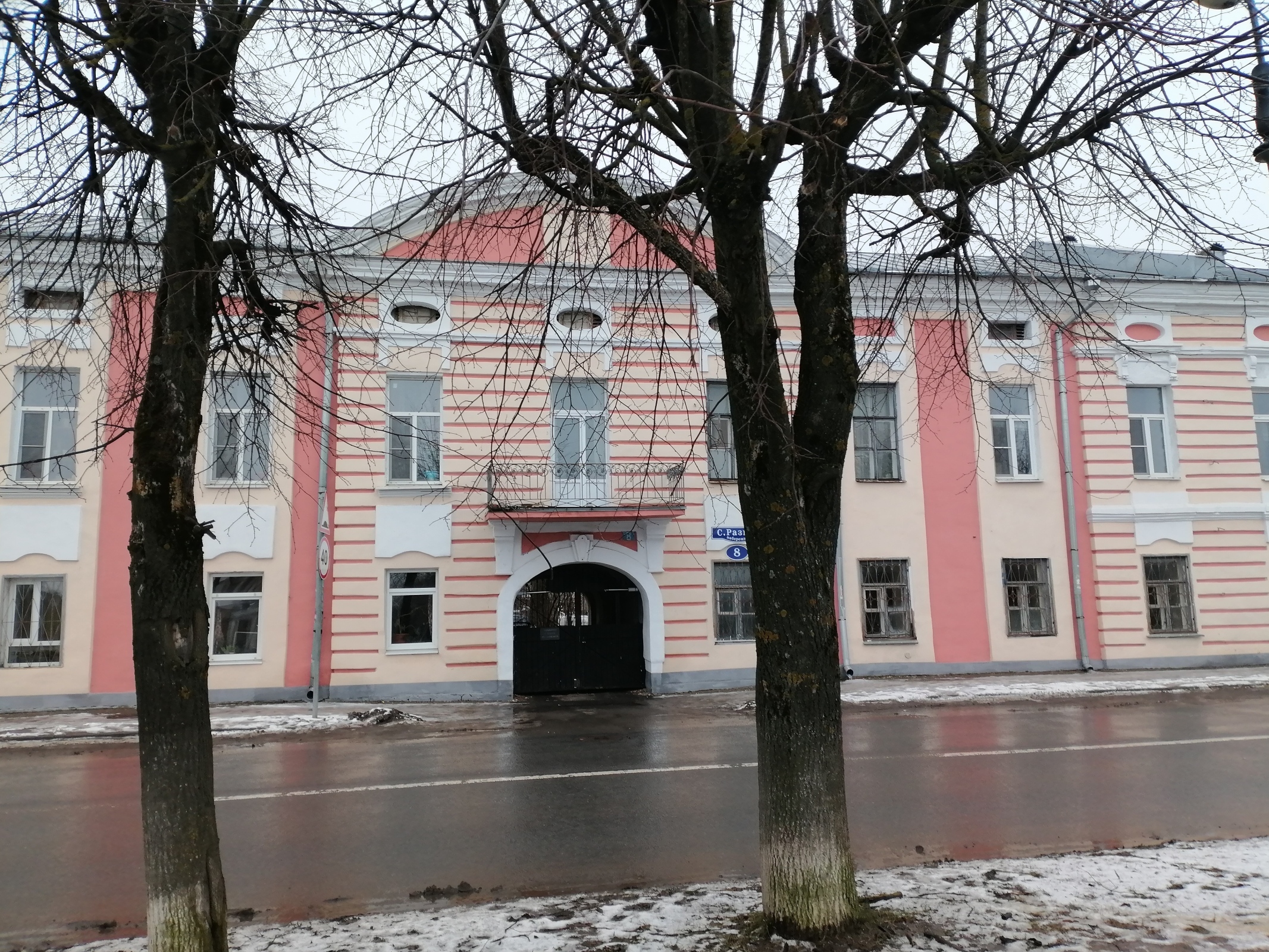 Вояж по Степана Разина в Твери – две единые фасады