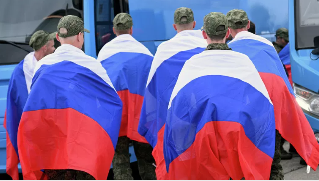 Российские военные вернулись домой из украинского плена