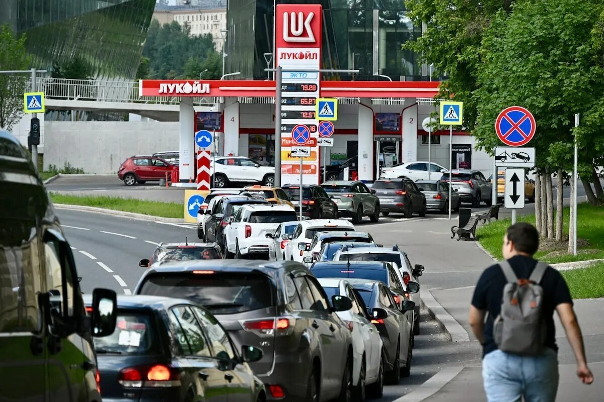 Топливный квест: как Россия снова ищет бензин на полках, а очереди на АЗС стали новым видом спорта
