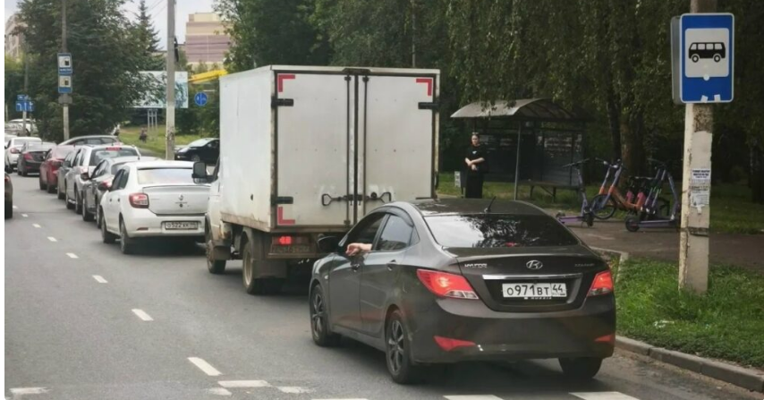 Костромских водителей просят не перекрывать проезд к остановкам в очередях за бензином