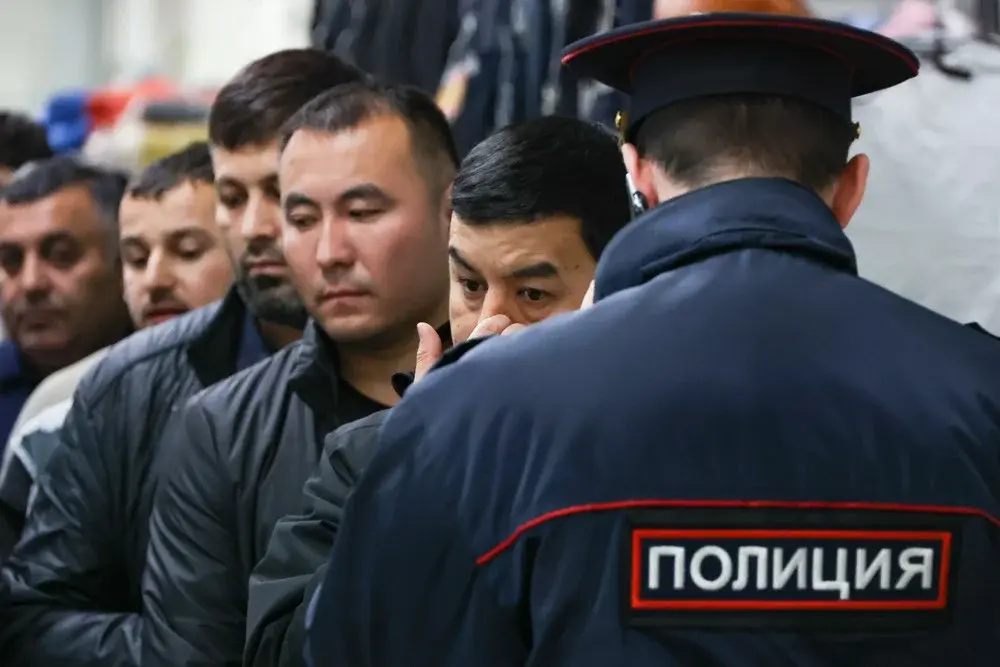 🔥🔥🔥Их выдворяют из России. Надеюсь, вместе с семьями? Счастливые моменты для россиян? И больше в Россию не впускать