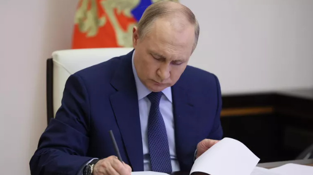 Путин обновил состав комиссии по переселению соотечественников