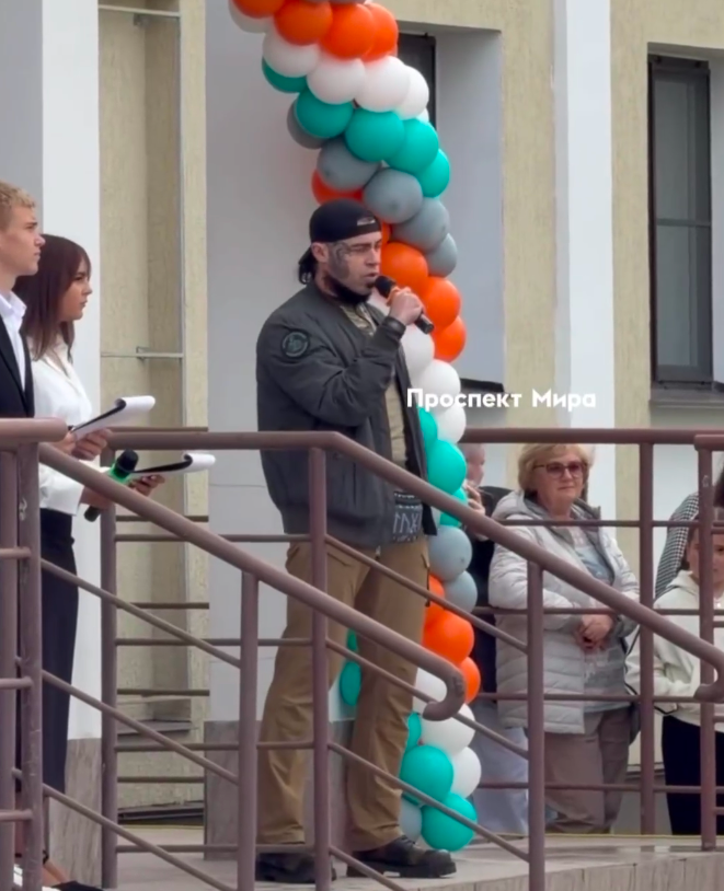 В Красноярске участник СВО на линейке призвал школьников изучать автомат Калашникова, «чтобы весь мир говорил на русском»