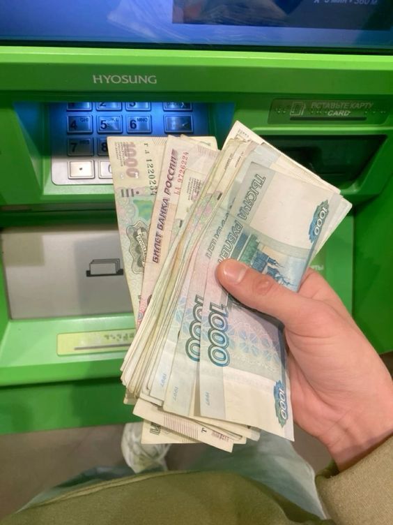«Денег нет, но вы держитесь»: как россияне с пустым кошельком устраивают потребительский бум