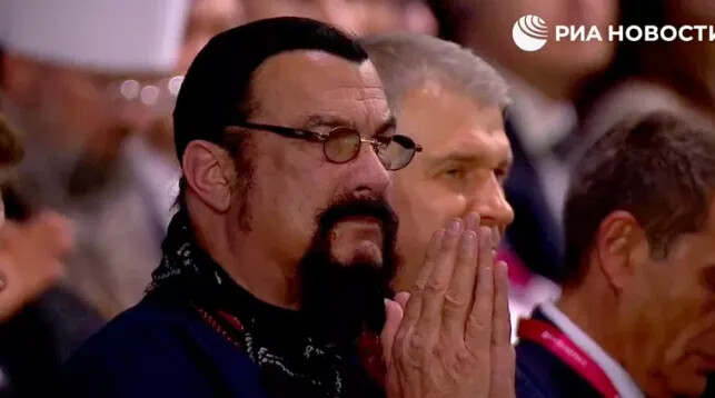 Захарова назвала неожиданным жестом обращение Путина к Сигалу